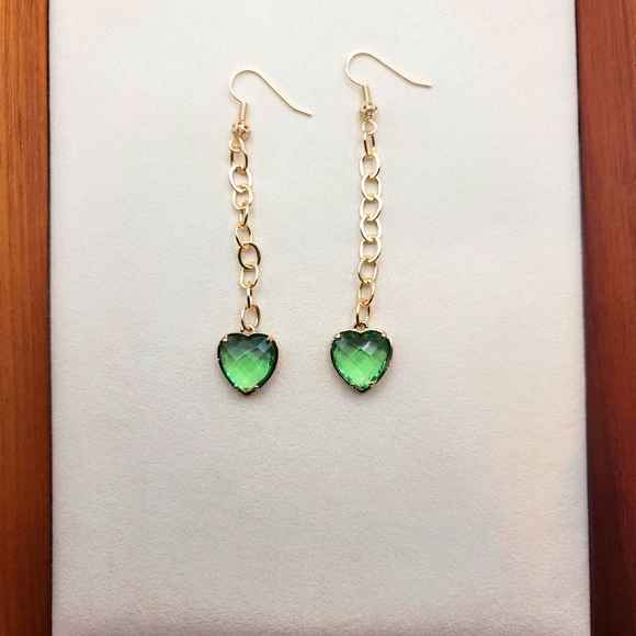 Dangling earrings with green hearts 💚 - Picture 1 of 3